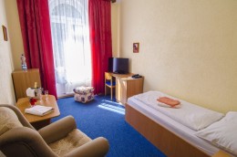 Jednolůžkový pokoj v lázních Erika****, Františkovy Lázně. Čisté, tiché a vybavené jednolůžkové pokoje pro Váš příjemný pobyt. Jednolůžkový pokoj Františkovy Lázně