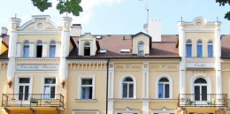 Pension Erika ve Františkových Lázních. Původní nápis na fasádě domu Lázeňský Pension Erika.  Pension Františkovy Lázně