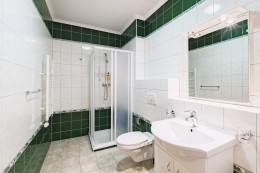 Třílůžkový pokoj, WC, toaleta. Čisté, prostorné, pohodlné a tiché pokoje. Spa hotel Erika****, Františkovy Lázně. Třílůžkový pokoj, apartmán,WC, Františkovy Lázně